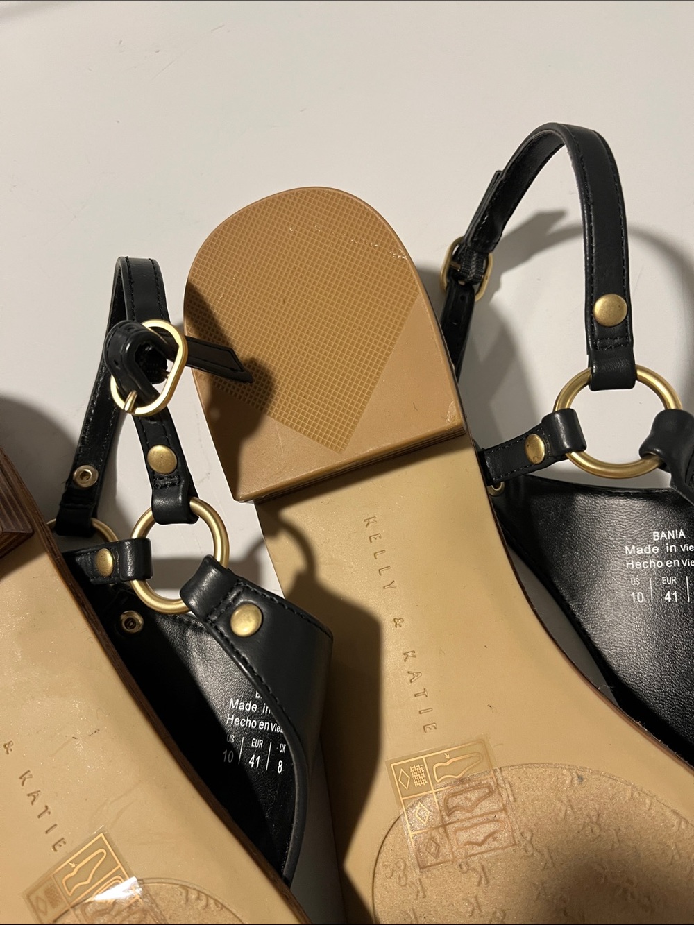 Kelly & Katie Black Leather T-Strap Sandals 10 - Picture 6 of 7